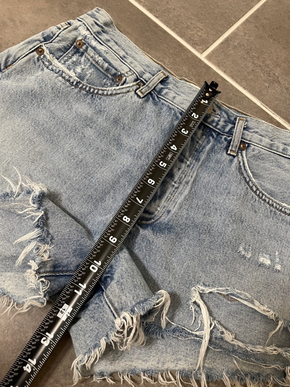 Agolde Parker Vintage Cut-Off Jean Shorts size 28 - Picture 5 of 13
